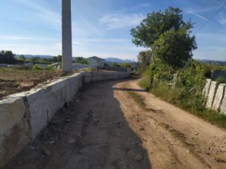 Alargamento e constru&ccedil;&atilde;o do muro- Rua Louro Pinhal