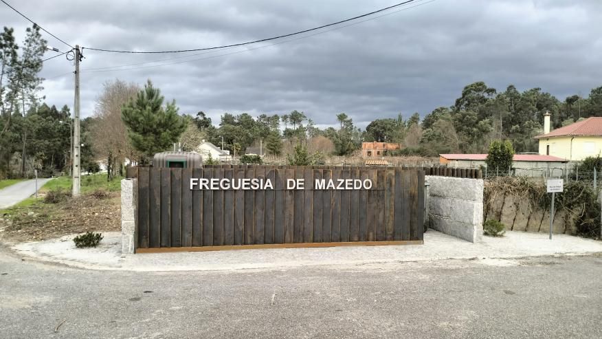  Instala&ccedil;&atilde;o de Resguardos para Ecopontos e Contentores, no Largo do Calv&aacute;rio, na Freguesia de Mazedo