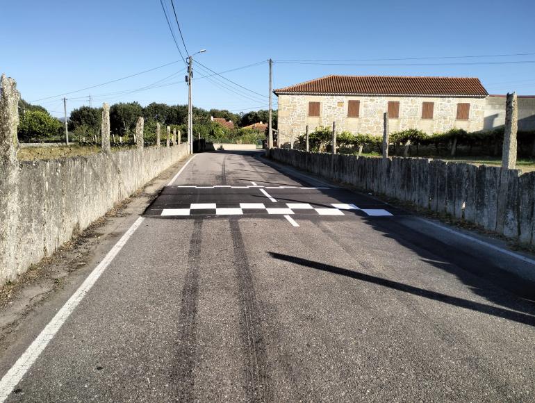 Constru&ccedil;&atilde;o de lombas redutoras de velocidade e passagem de pe&otilde;es, na Freguesia de Mazedo.